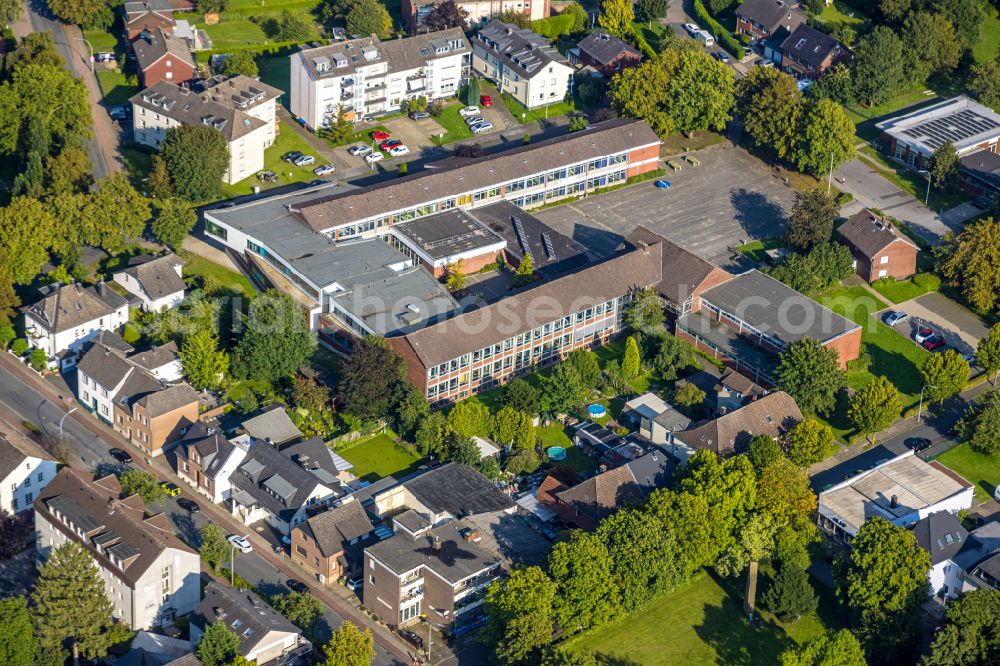 Aerial photograph Neubeckum - School building of the Gesamtschule Ennigerloh on street Friedrich-von-Bodelschwingh-Strasse in Neubeckum at Ruhrgebiet in the state North Rhine-Westphalia, Germany