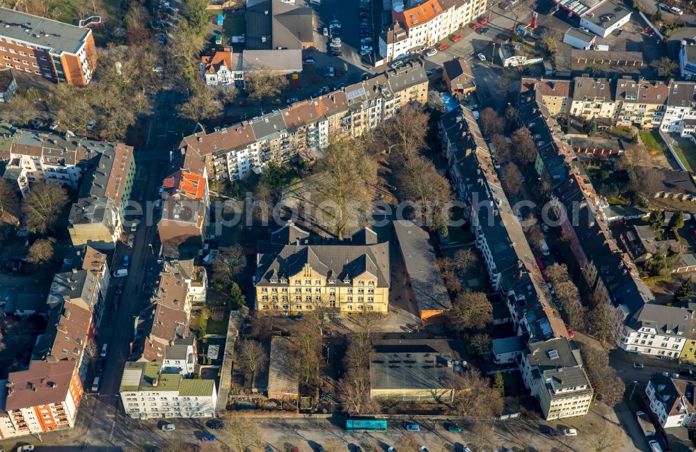 Aerial image Duisburg - School building of the Gesamtschule Globus am Dellplatz in the district Hochfeld in Duisburg in the state North Rhine-Westphalia