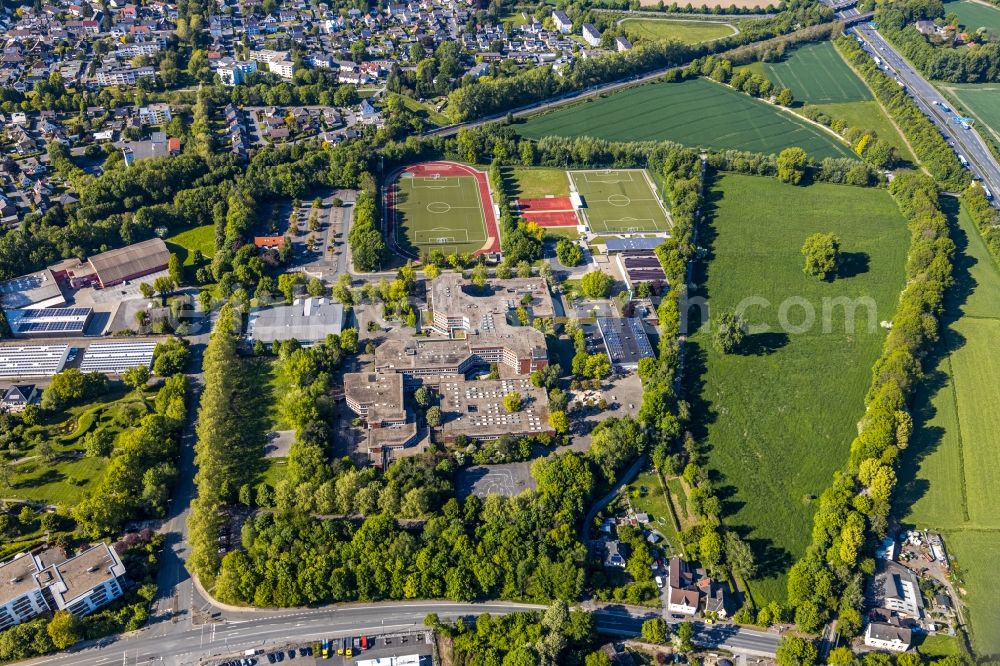 Aerial photograph Kamen - School building of the Gesamtschule Kamen on Gutenbergstrasse in Kamen in the state North Rhine-Westphalia, Germany