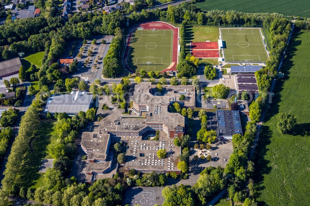 Kamen from the bird's eye view: School building of the Gesamtschule Kamen on Gutenbergstrasse in Kamen in the state North Rhine-Westphalia, Germany