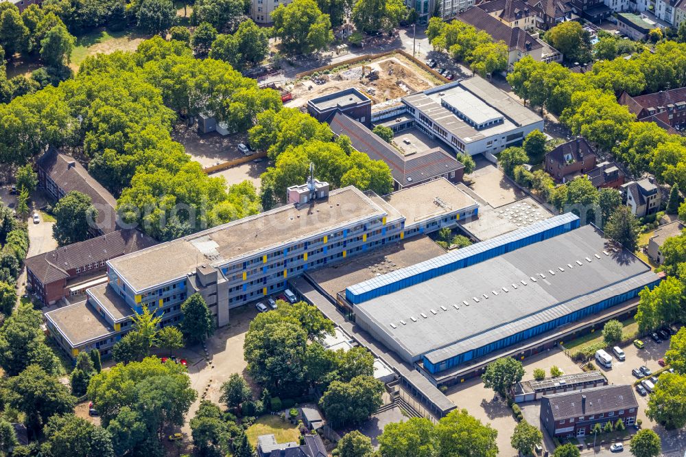 Aerial image Oberhausen - School building of the Gesamtschule Osterfeld on Heinestrasse in Oberhausen in the state North Rhine-Westphalia, Germany