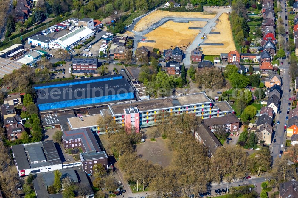 Oberhausen from above - School building of the Gesamtschule Osterfeld on Heinestrasse in Oberhausen in the state North Rhine-Westphalia, Germany