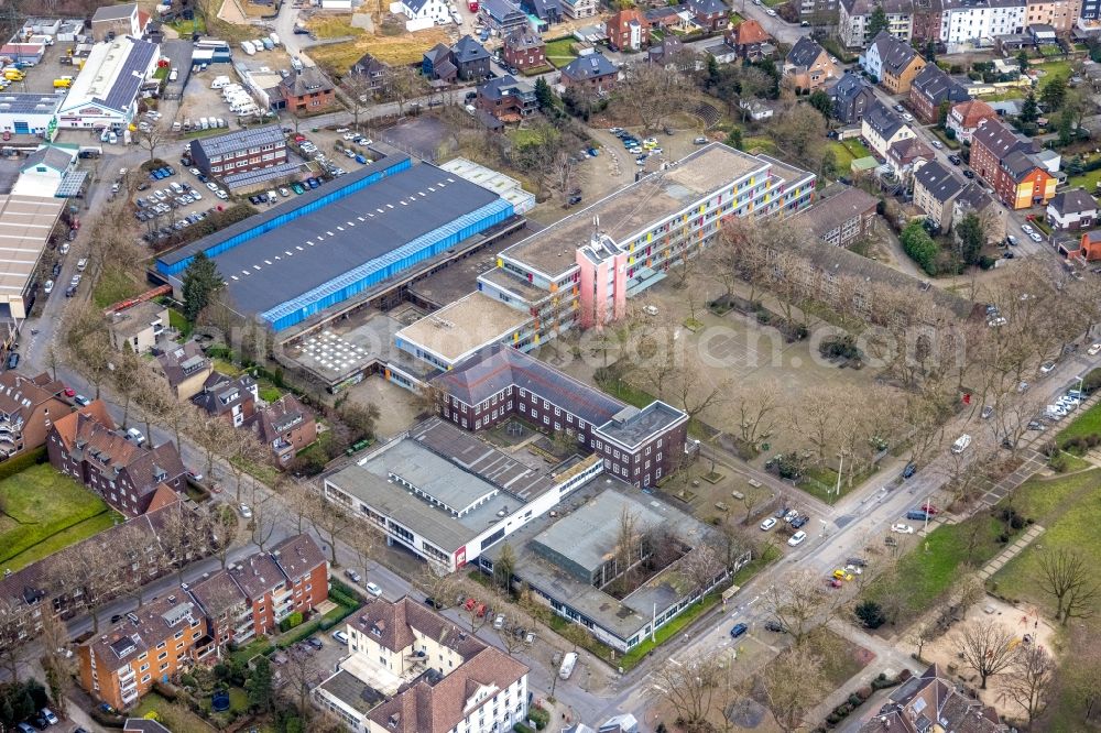 Aerial photograph Oberhausen - School building of the Gesamtschule Osterfeld on Heinestrasse in Oberhausen at Ruhrgebiet in the state North Rhine-Westphalia, Germany