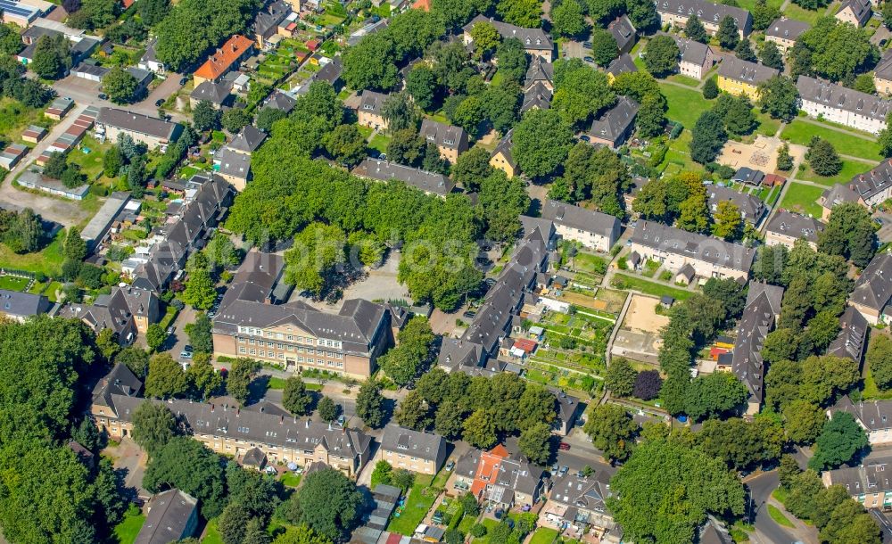 Dinslaken from the bird's eye view: School building of the GGS Lohberg primary school in the Lohbergstrasse in Dinslaken in the state North Rhine-Westphalia