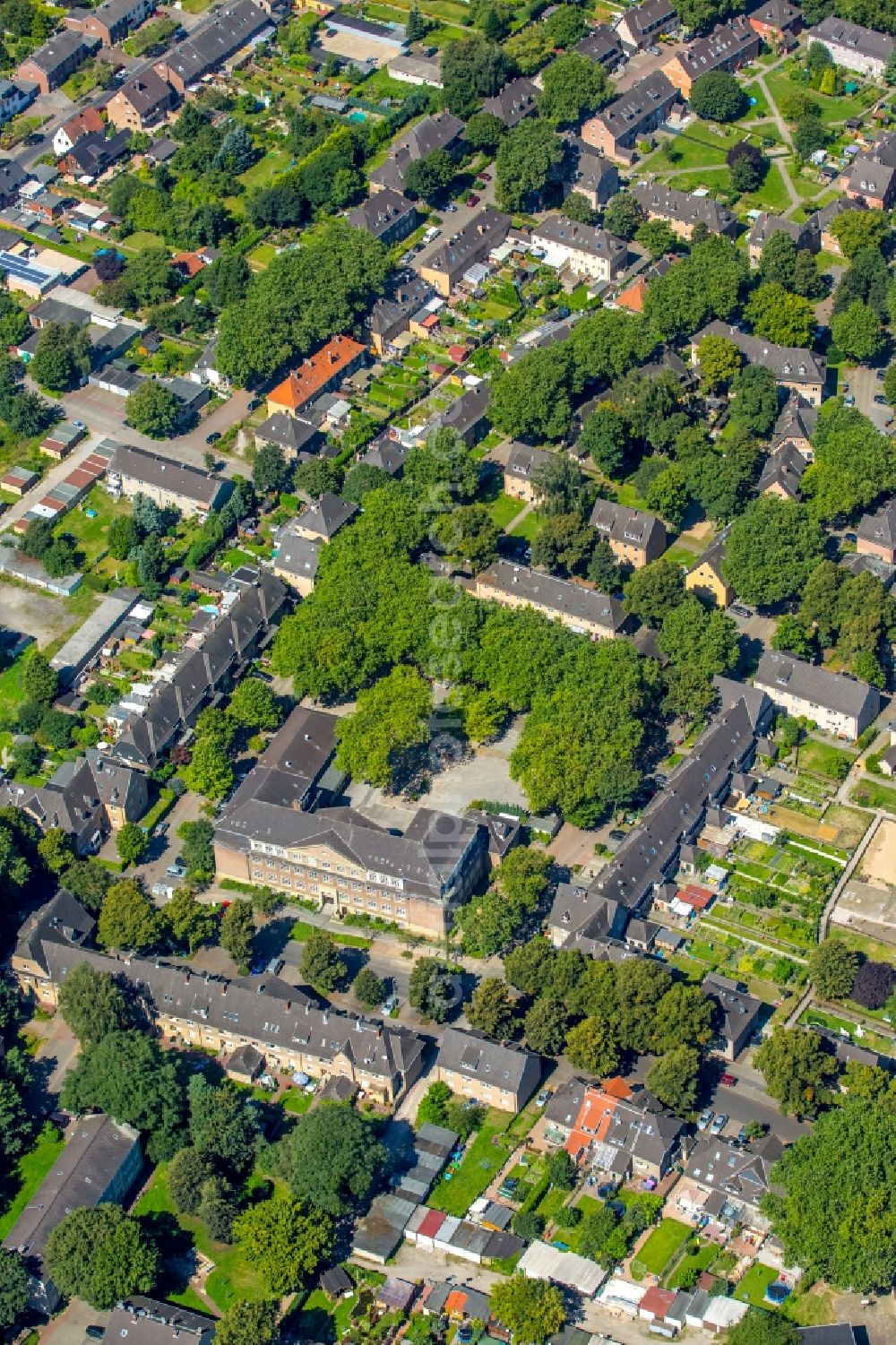 Aerial image Dinslaken - School building of the GGS Lohberg primary school in the Lohbergstrasse in Dinslaken in the state North Rhine-Westphalia