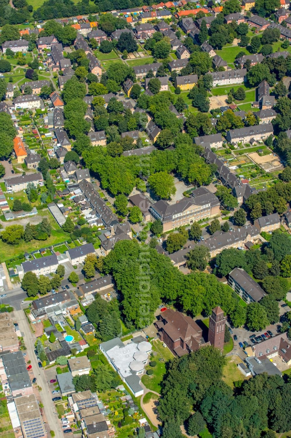 Aerial photograph Dinslaken - School building of the GGS Lohberg primary school in the Lohbergstrasse in Dinslaken in the state North Rhine-Westphalia