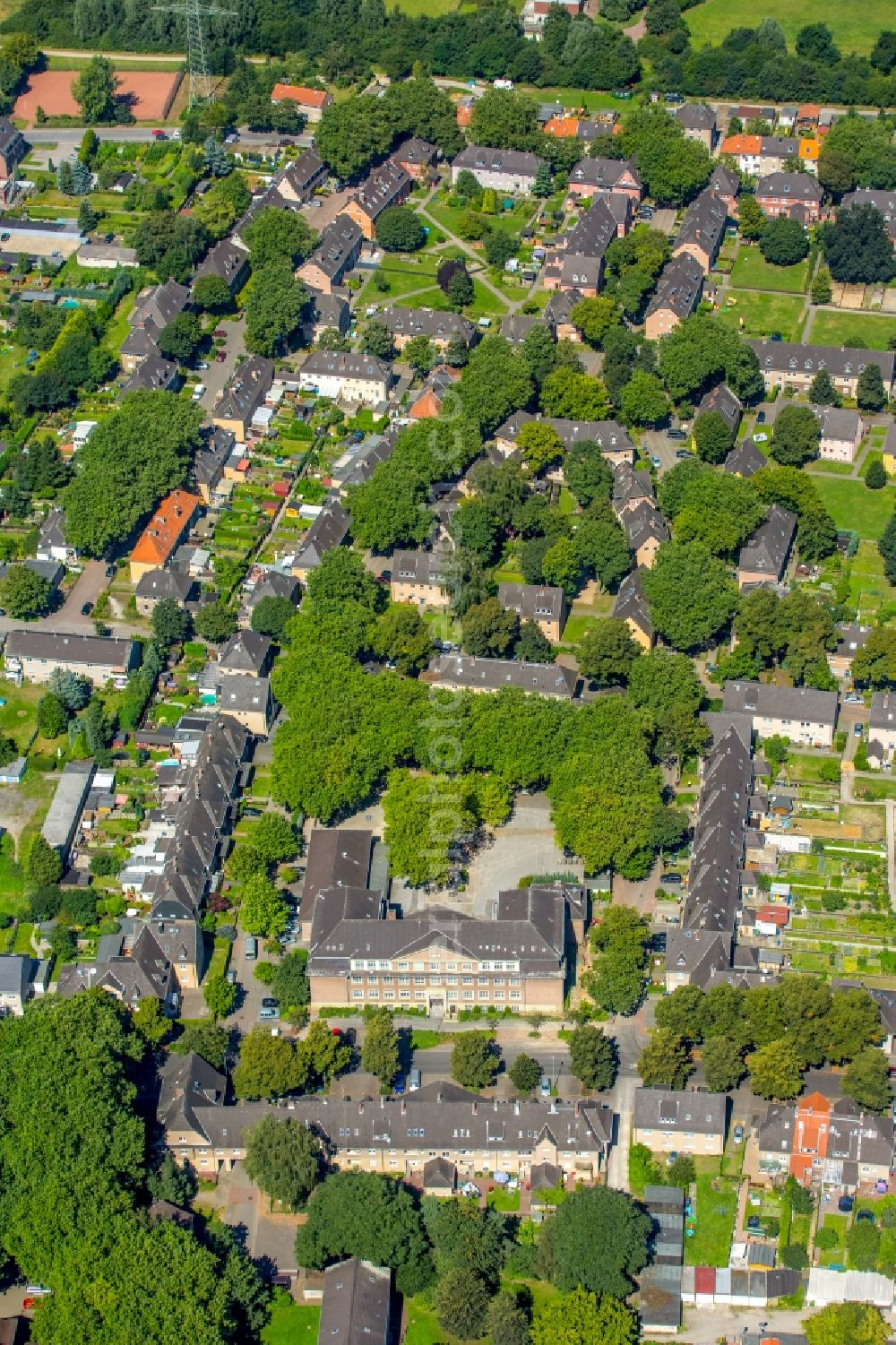 Dinslaken from above - School building of the GGS Lohberg primary school in the Lohbergstrasse in Dinslaken in the state North Rhine-Westphalia