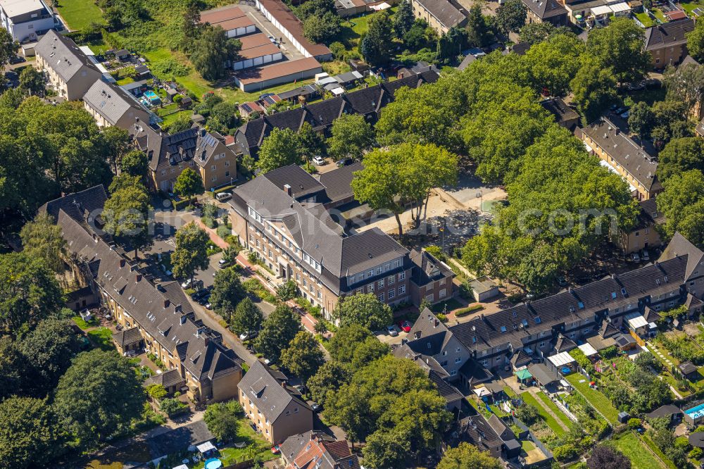 Aerial image Dinslaken - School building of the GGS Lohberg primary school in the Lohbergstrasse in Dinslaken in the state North Rhine-Westphalia