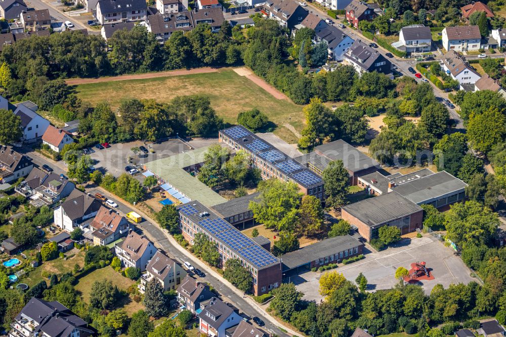 Hattingen from above - School building of the GGS Oberwinzerfeld on Regerstrasse in the district Baak in Hattingen in the state North Rhine-Westphalia