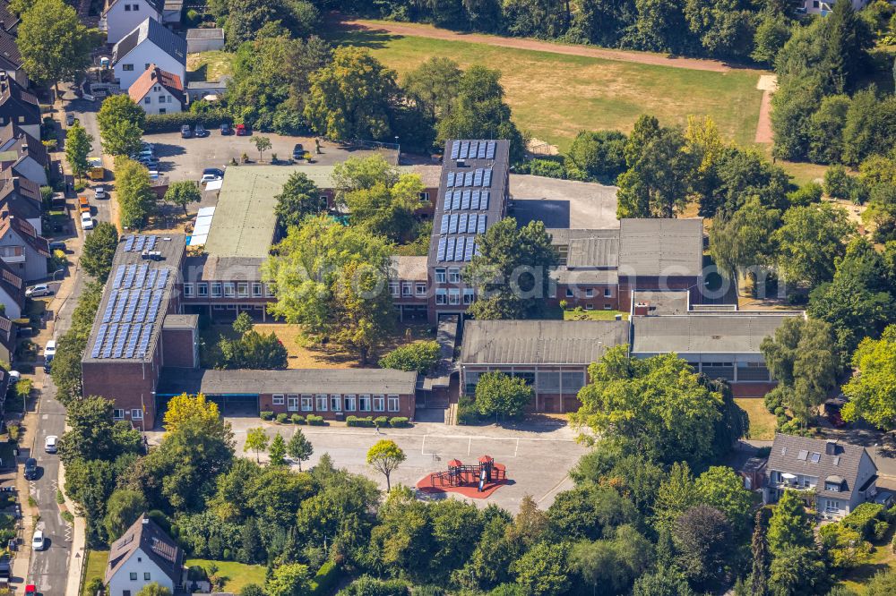 Hattingen from the bird's eye view: School building of the GGS Oberwinzerfeld on Regerstrasse in the district Baak in Hattingen in the state North Rhine-Westphalia