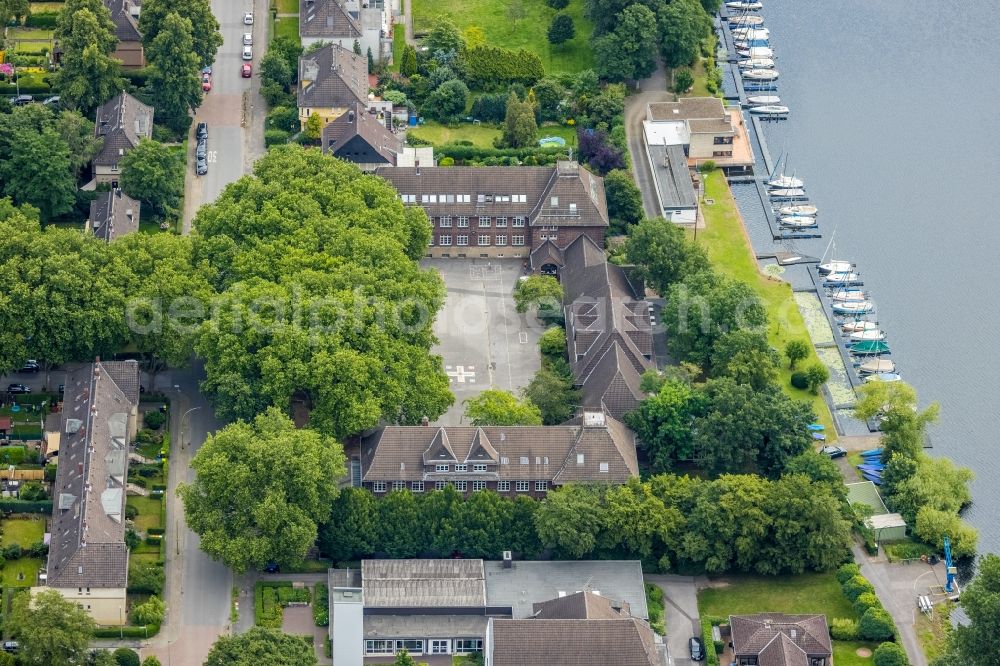 Aerial image Duisburg - School building of the of GGS Am See Am See in the district Wedau in Duisburg at Ruhrgebiet in the state North Rhine-Westphalia, Germany