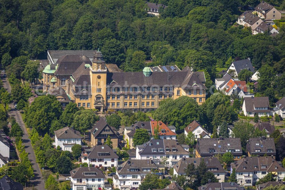 Essen from the bird's eye view: School building of the Goetheschule Essen on street Ruschenstrasse in the district Bredeney in Essen at Ruhrgebiet in the state North Rhine-Westphalia, Germany