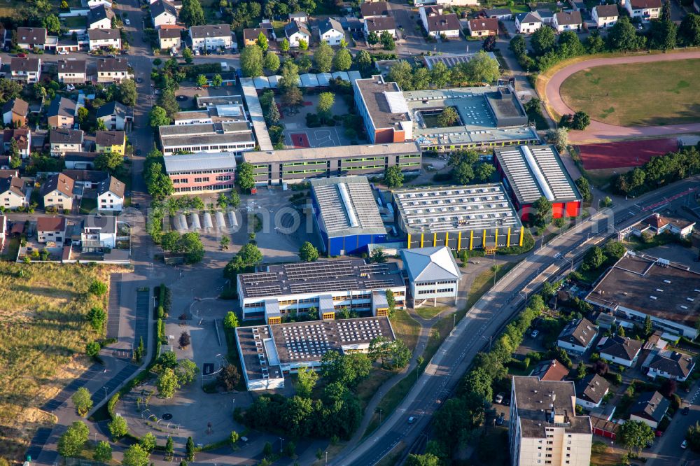 Aerial photograph Linkenheim-Hochstetten - School building of the Grand-and factoryrealschule Linkenheim and Albert-Schweitzer-Schule, Sonderpaedagogisches Bildungs- and Beratungszentrum Lernen in Linkenheim-Hochstetten in the state Baden-Wuerttemberg, Germany