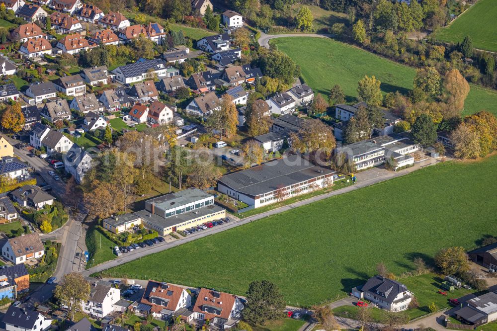 Hagen from the bird's eye view: School building of the Grundschule Berchum-Garenfeld on street Auf dem Blumenkampe in Berchum at Ruhrgebiet in the state North Rhine-Westphalia, Germany