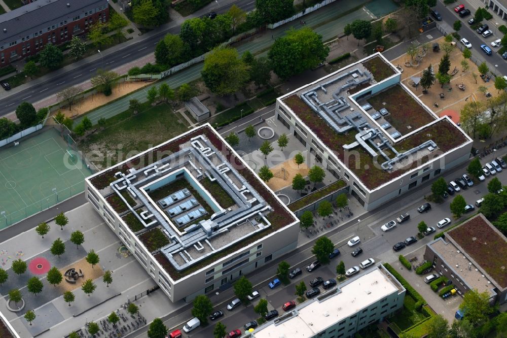 Aerial image Potsdam - School building of the Grundschule im Bornstedter Feld on Jakob-von-Gundling-Strasse in Potsdam in the state Brandenburg, Germany