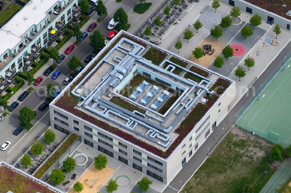 Aerial photograph Potsdam - School building of the Grundschule im Bornstedter Feld on Jakob-von-Gundling-Strasse in Potsdam in the state Brandenburg, Germany