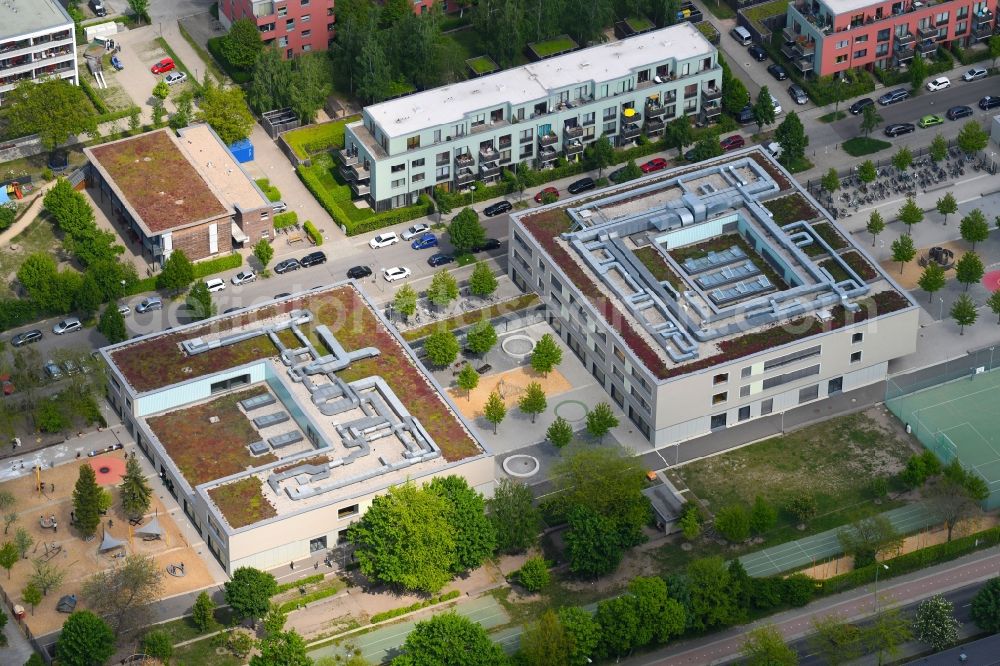 Aerial photograph Potsdam - School building of the Grundschule im Bornstedter Feld on Jakob-von-Gundling-Strasse in Potsdam in the state Brandenburg, Germany