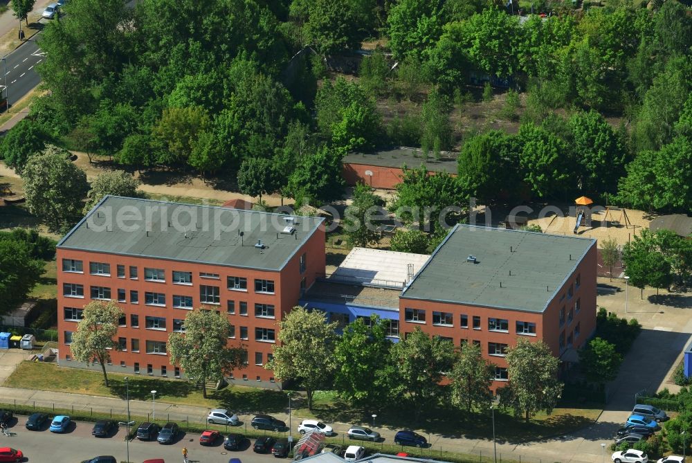 Aerial image Magdeburg - School building of the Grundschule Am Brueckfeld in Magdeburg in the state Saxony-Anhalt