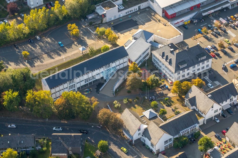 Burbach from the bird's eye view: School building of the Grundschule Burbach on Marktplatz in Burbach in the state North Rhine-Westphalia, Germany