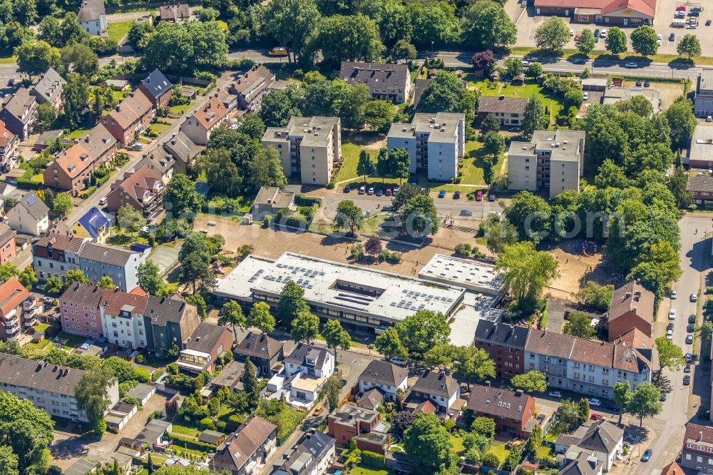 Aerial image Herne - School building of the Grundschule on Claudiusstrasse in the district Wanne-Eickel in Herne in the state North Rhine-Westphalia, Germany