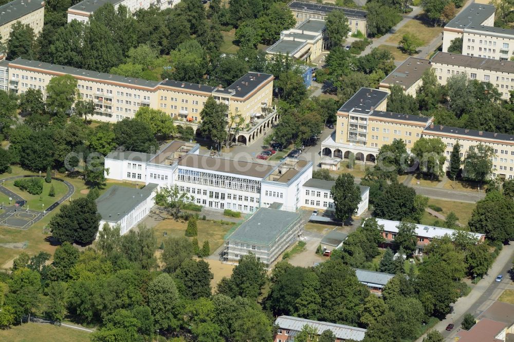 Eisenhüttenstadt from above - School building of the Grundschule 2 in Eisenhuettenstadt in the state Brandenburg