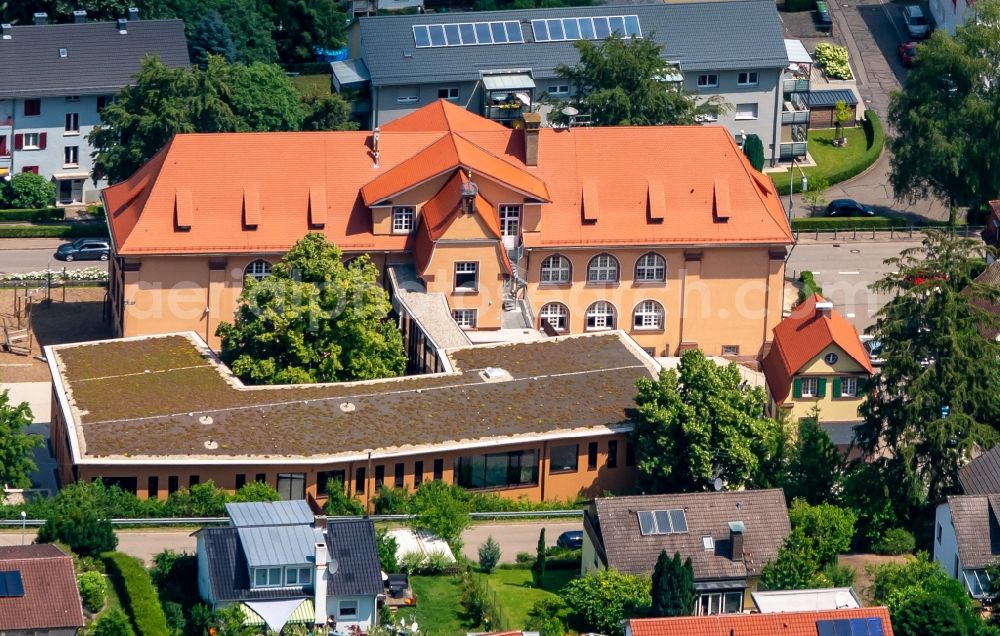 Aerial photograph Ettenheim - School building of the Grundschule Ettenheim in Ettenheim in the state Baden-Wuerttemberg, Germany