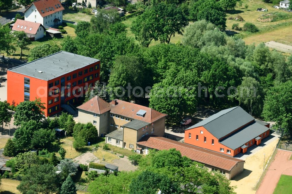 Aerial photograph Damsdorf - School of the elementary school At the Fenn in village Dams in the federal state Brandenburg, Germany