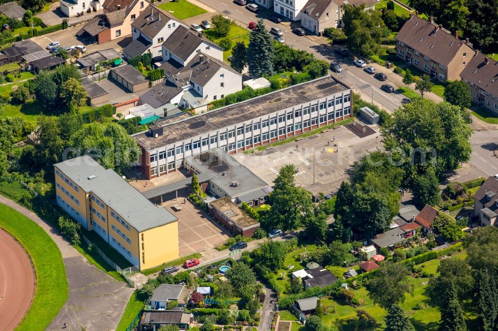 Essen from the bird's eye view: School building of primary school Franziskus school in Bergheimer Strasse in Essen in North Rhine-Westphalia,