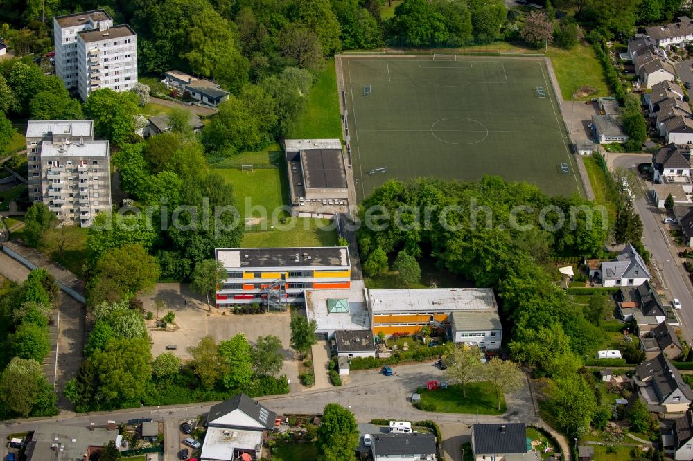 Aerial photograph Ennepetal - School building of the primary school and football pitch of SV Buettenberg 1930 e.V. in the Buettenberg part of Ennepetal in the state of North Rhine-Westphalia