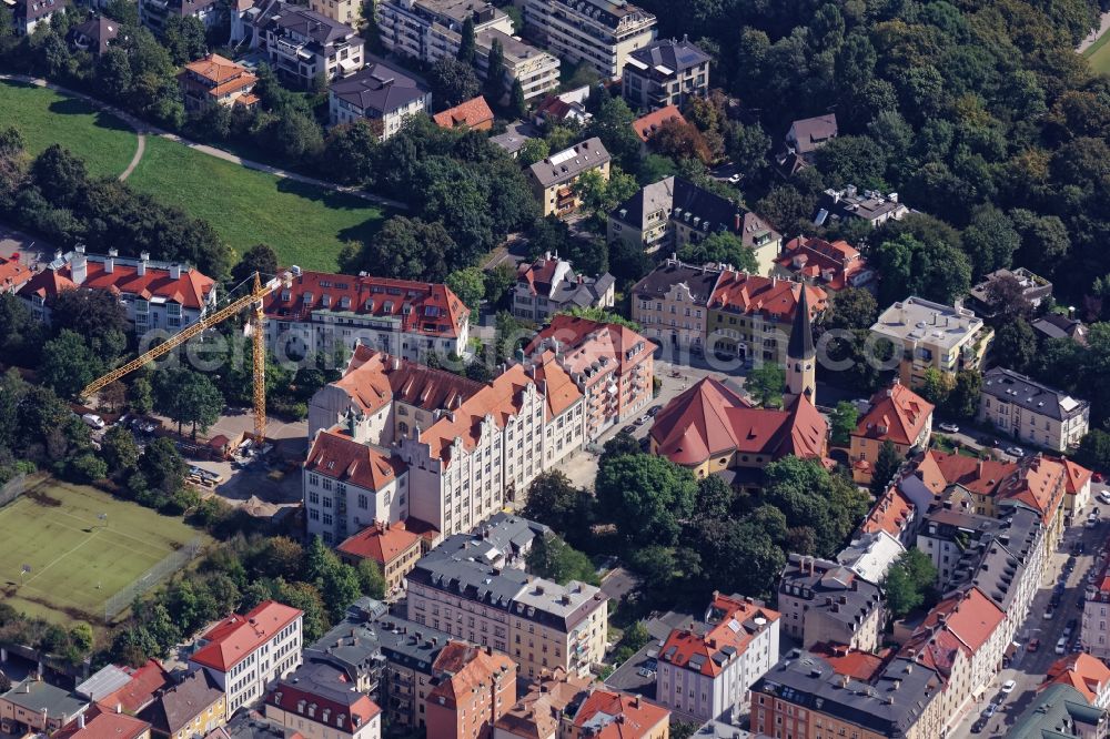 München from above - School building of the Grundschule an der Haimhauserstrasse in Munich in the state Bavaria