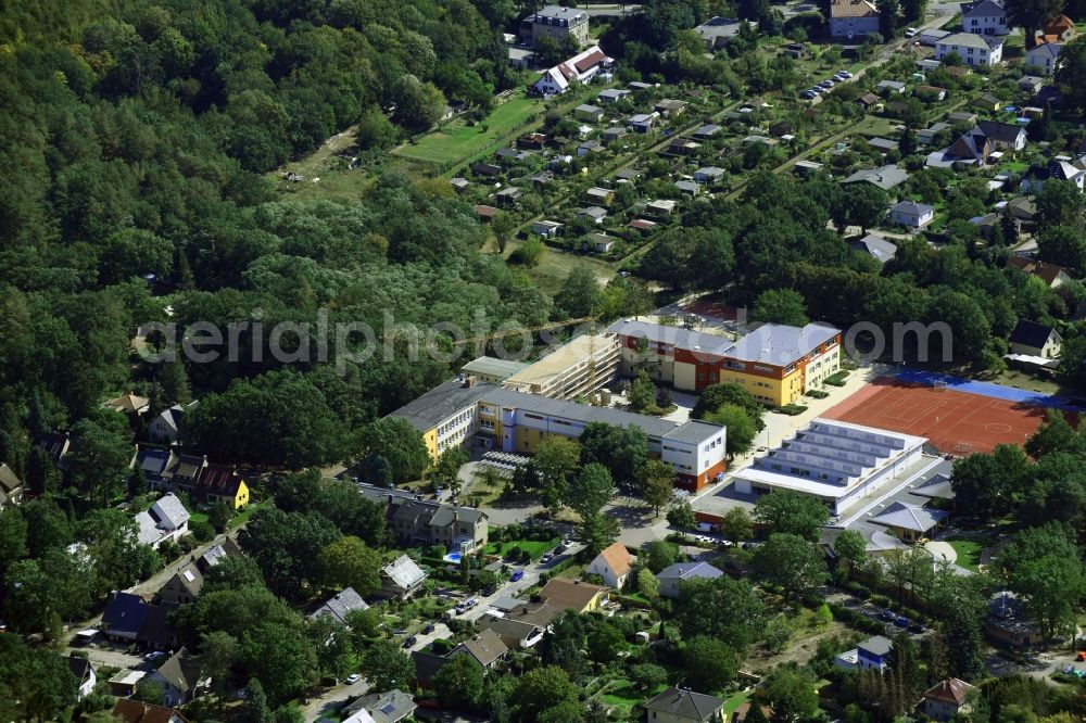 Stahnsdorf from the bird's eye view: School building of the Grundschule Heinrich Zille in Stahnsdorf in the state Brandenburg, Germany