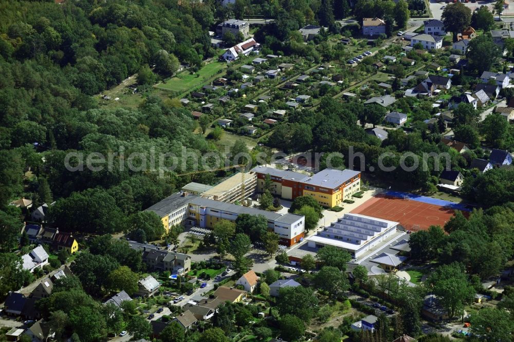 Aerial image Stahnsdorf - School building of the Grundschule Heinrich Zille in Stahnsdorf in the state Brandenburg, Germany