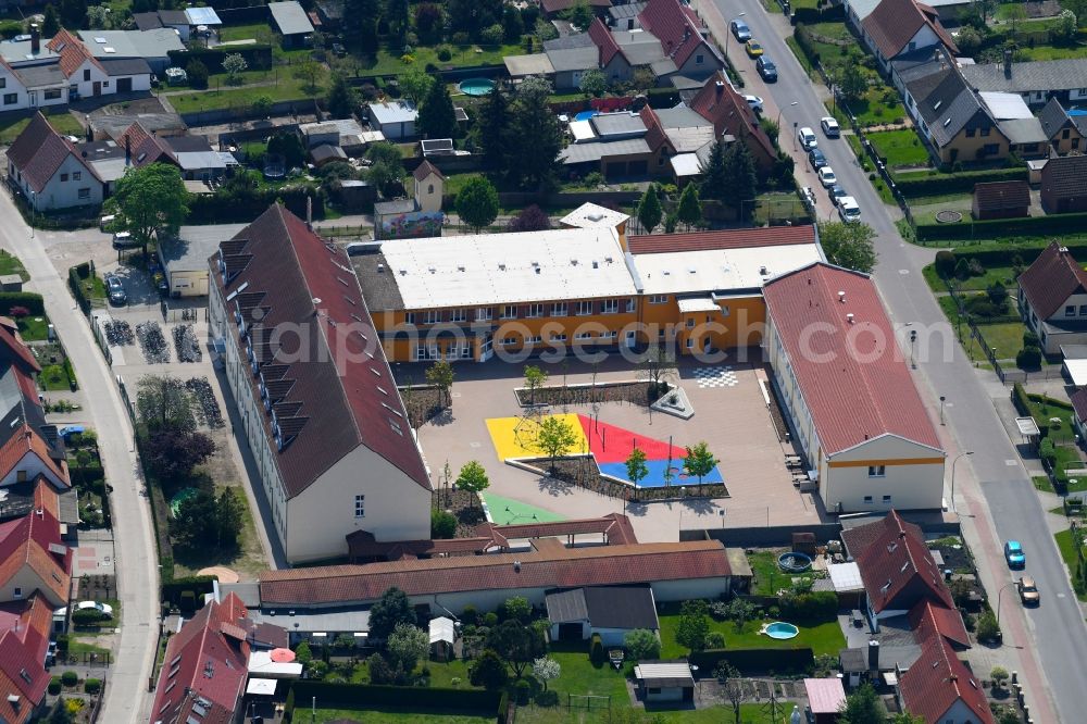 Leegebruch from above - School building of the Grundschule Johann Heinrich Pestalozzi on Weidensteg in Leegebruch in the state Brandenburg, Germany