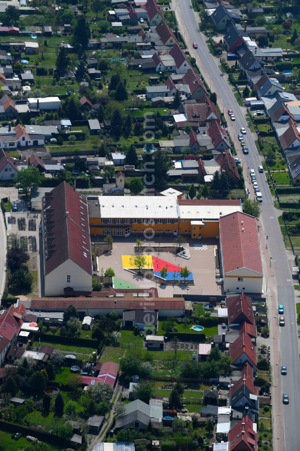 Aerial photograph Leegebruch - School building of the Grundschule Johann Heinrich Pestalozzi on Weidensteg in Leegebruch in the state Brandenburg, Germany