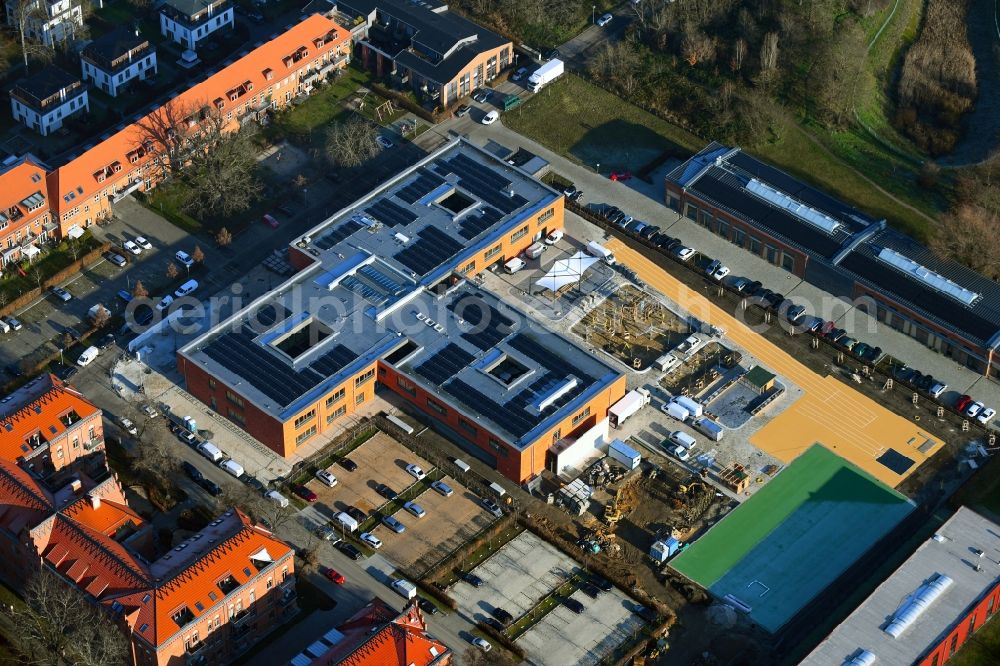 Potsdam from above - School building of Grundschule am Jungfernsee on Fritz-von-of-Lancken-Strasse - Graf-von-Schwerin-Strasse in the district Nauener Vorstadt in Potsdam in the state Brandenburg, Germany