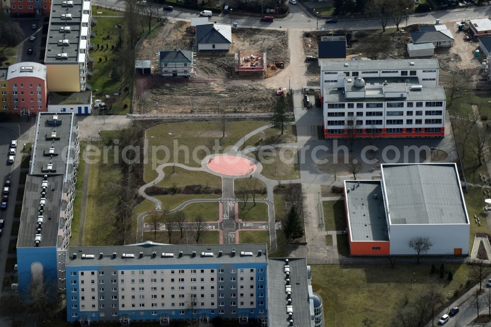 Magdeburg from above - School building of the Grundschule Am Kannenstieg an der Pablo-Picasso-Strasse in the district Kannenstieg in Magdeburg in the state Saxony-Anhalt