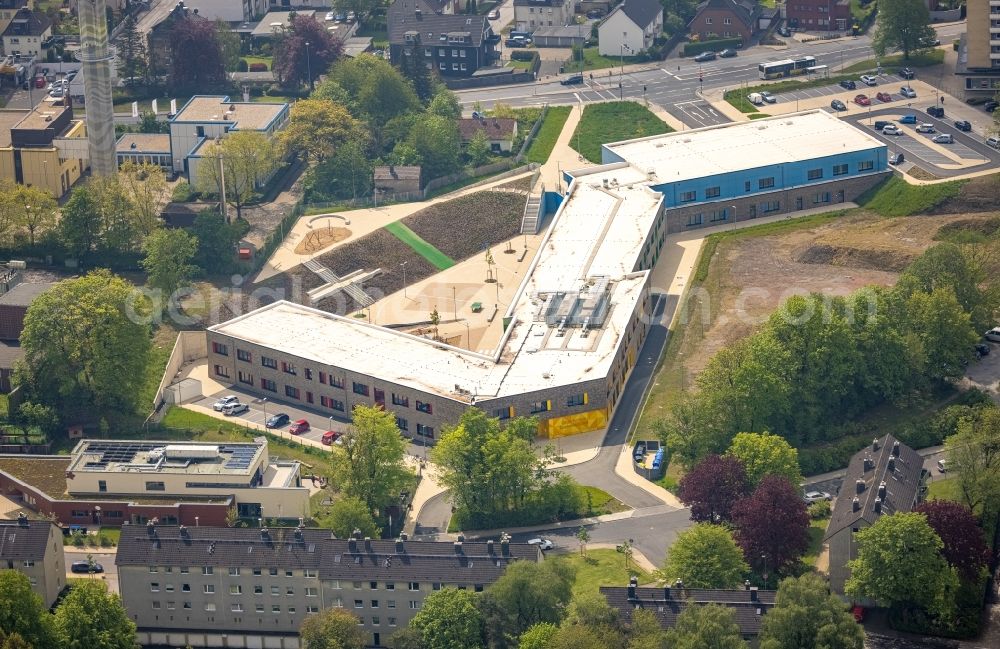 Aerial image Velbert - School building of the Grundschule Kastanienallee between Kastanienallee and Rheinlandstrasse in Velbert in the state North Rhine-Westphalia, Germany