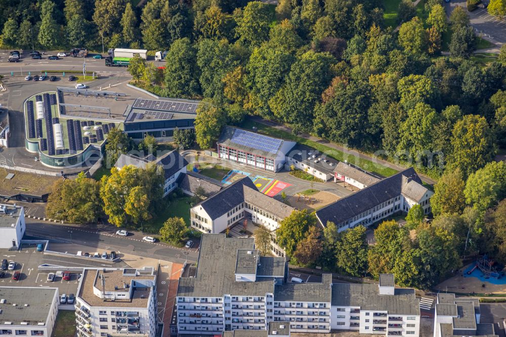 Aerial photograph Kreuztal - School building of the Grundschule Kreuztal at the Ziegeleifeld in Kreuztal in the state North Rhine-Westphalia