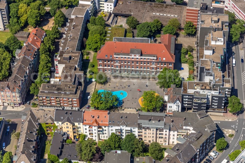 Herne from the bird's eye view: School building of the Grundschule Kunterbunt on Neustrasse in Herne in the state North Rhine-Westphalia, Germany