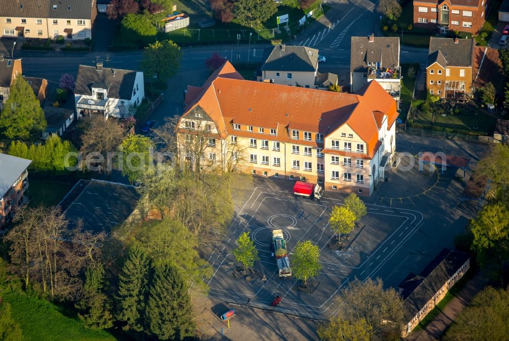 Hamm from above - School building of the primary school Lessingschule on Holzstrasse in the Herringen part of Hamm in the state of North Rhine-Westphalia