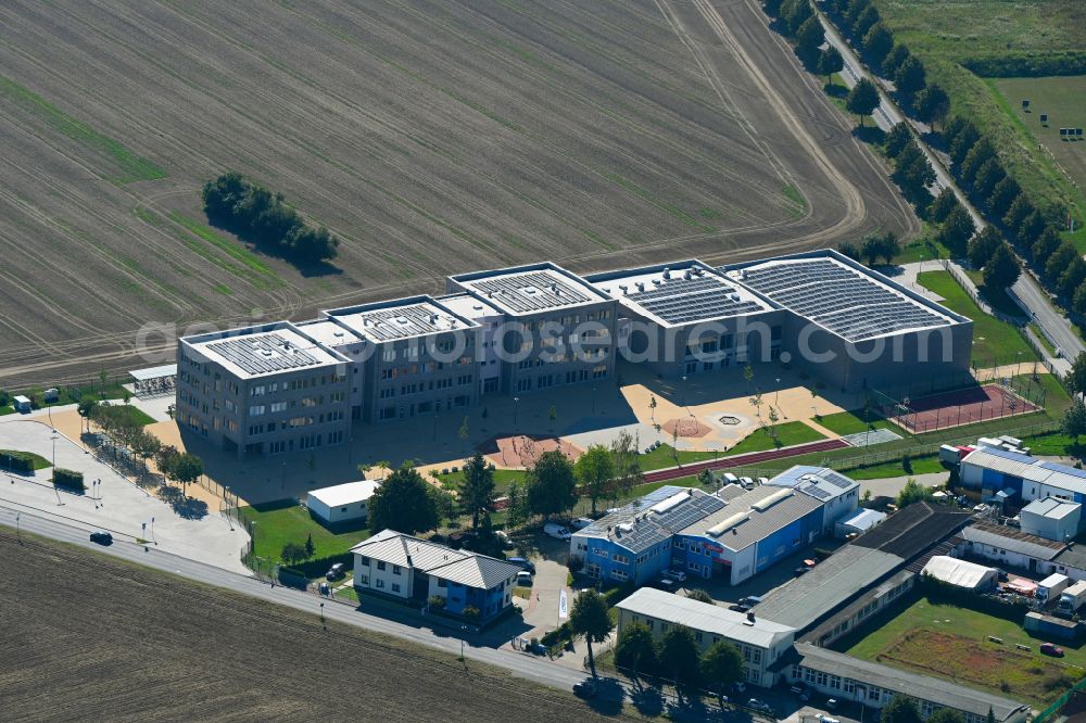 Aerial image Lindenberg - School building of the primary school between Ahrensfelder Chaussee and Thomas-Muentzer-Strasse in Lindenberg in the federal state of Brandenburg, Germany