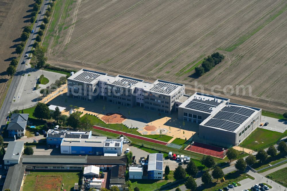 Aerial photograph Lindenberg - School building of the primary school between Ahrensfelder Chaussee and Thomas-Muentzer-Strasse in Lindenberg in the federal state of Brandenburg, Germany