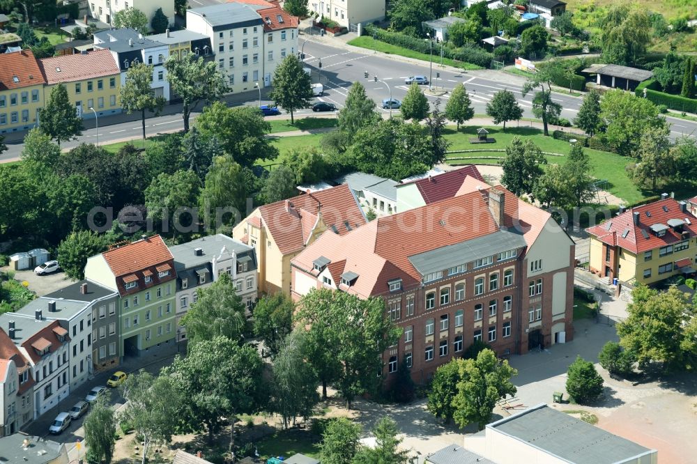 Aerial image Schönebeck (Elbe) - School building of the elementary school Ludwig Schneider in Schoenebeck (Elbe) in the federal state Saxony-Anhalt, Germany
