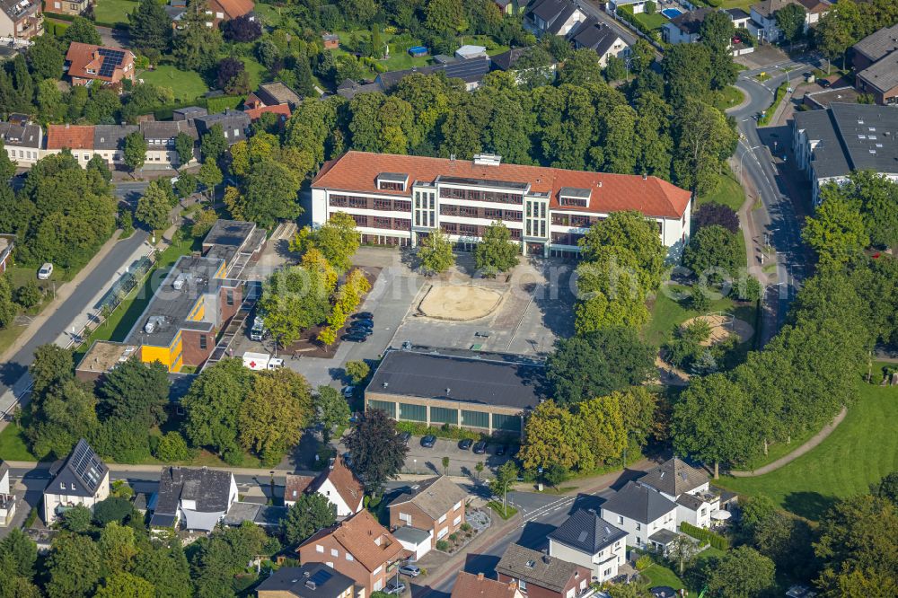 Beckum from the bird's eye view: School building of the Grundschule Mitte , Kaethe-Kollwitz-Schule , Offene Ganztagsschule of Paul-Gerhardt Schule on street Brinkmannstrasse in Beckum at Sauerland in the state North Rhine-Westphalia, Germany