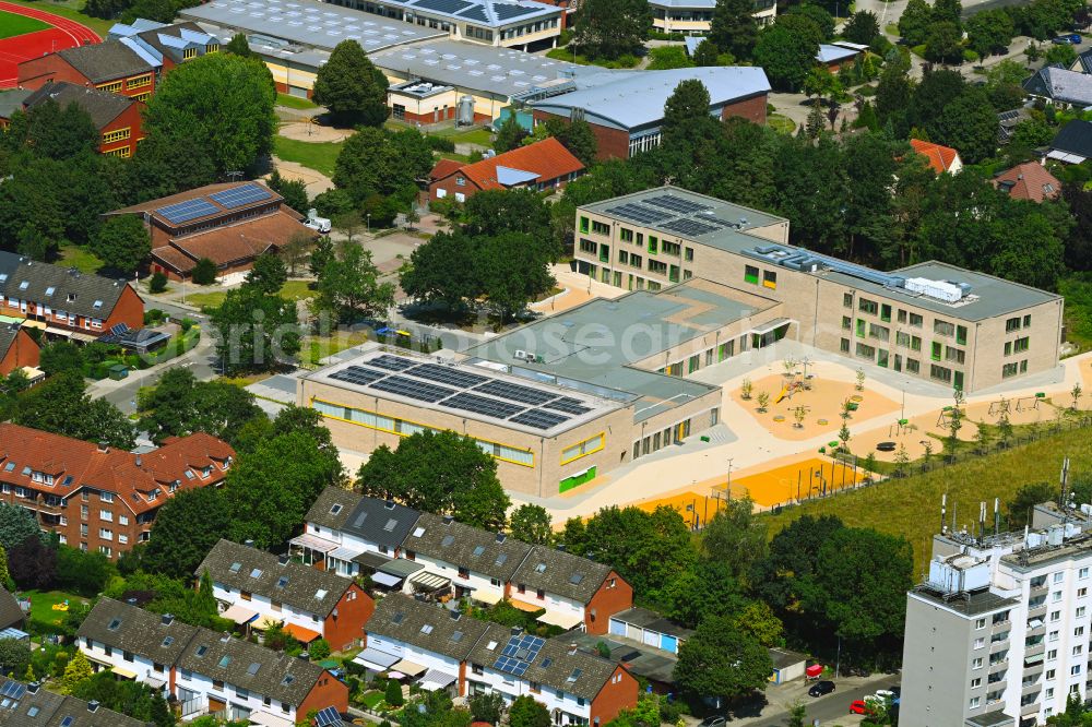 Aerial image Neu Wulmstorf - School building of the Grundschule on Moor on street Ernst-Moritz-Arndt-Strasse in Neu Wulmstorf in the state Lower Saxony, Germany