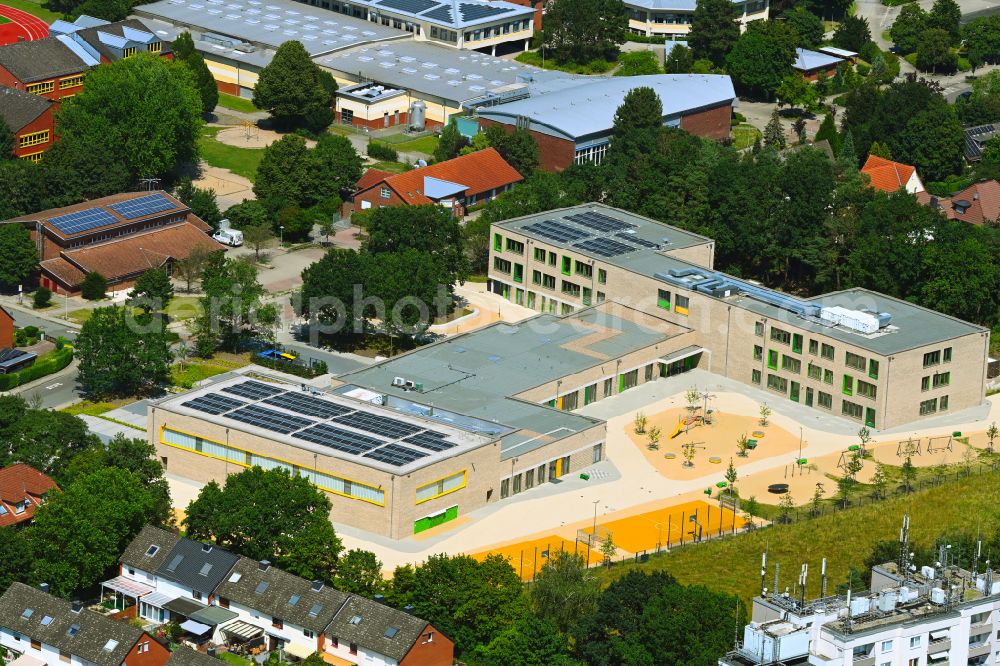 Aerial photograph Neu Wulmstorf - School building of the Grundschule on Moor on street Ernst-Moritz-Arndt-Strasse in Neu Wulmstorf in the state Lower Saxony, Germany