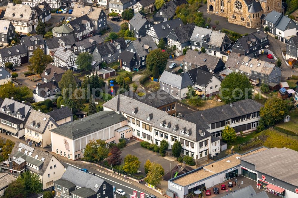 Aerial image Neunkirchen - School building of the Grundschule Neunkirchen in Neunkirchen in the state North Rhine-Westphalia, Germany