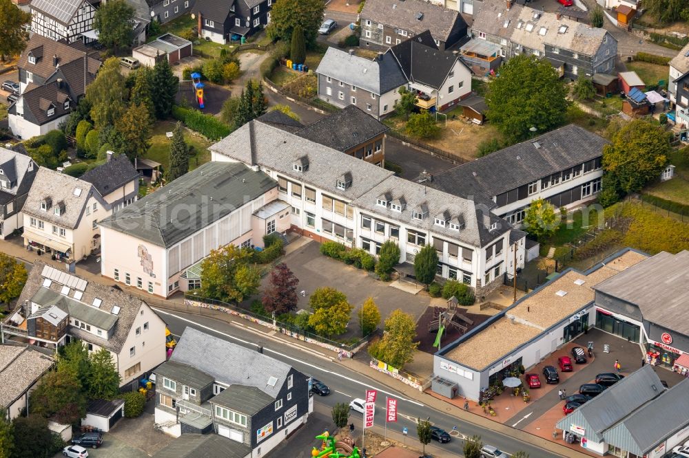 Aerial photograph Neunkirchen - School building of the Grundschule Neunkirchen in Neunkirchen in the state North Rhine-Westphalia, Germany