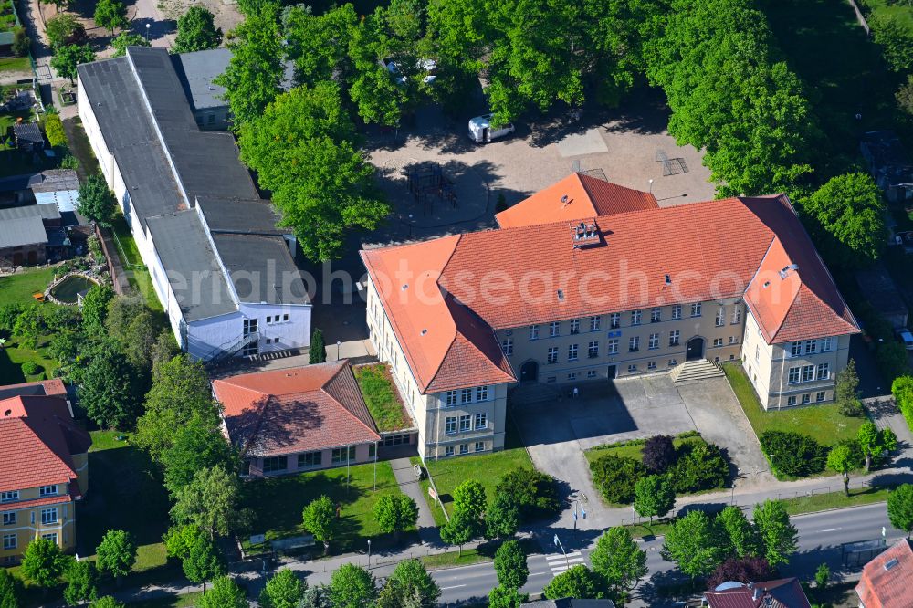 Biesenthal from the bird's eye view: School building of the Grundschule Am Pfefferberg on Bahnhofstrasse in Biesenthal in the state Brandenburg, Germany