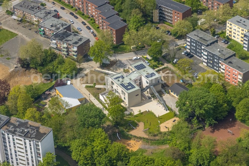 Aerial photograph Heiligenhaus - School building of the Grundschule Regenbogen in the district Unterilp in Heiligenhaus at Ruhrgebiet in the state North Rhine-Westphalia, Germany